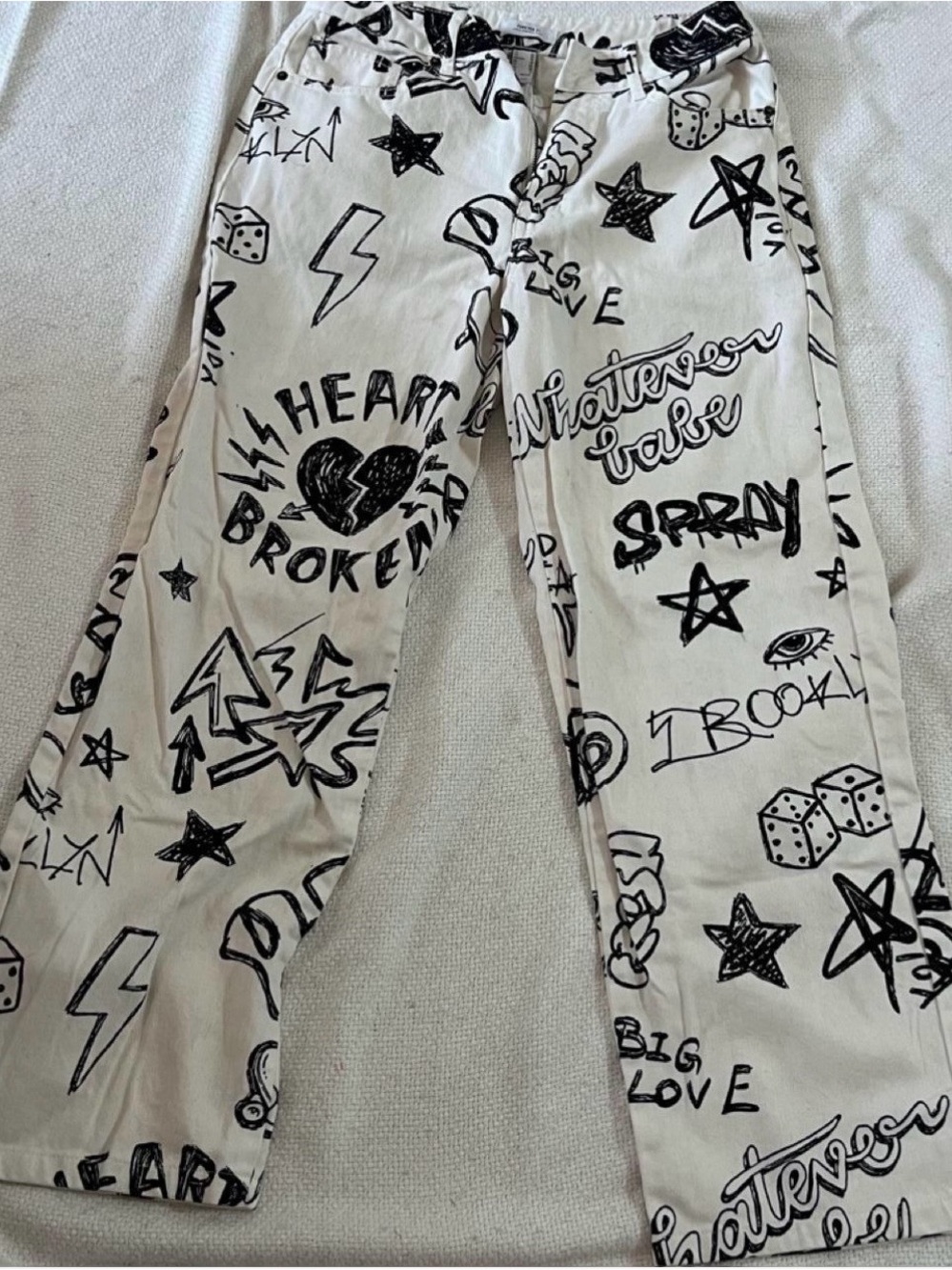 New Very Unique Women’s Size 28 Forever 21 Black and White Graffiti Denim Jeans